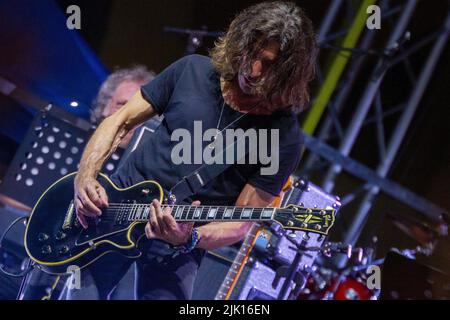 27. Juli 2022, Castelfranco Veneto, Veneto/ Treviso, Italien: Diego Basso Direttore D'Orchestra spielt Queen mit Spezialgast Stef Burns. (Bild: © Mimmo Lamacchia/Pacific Press via ZUMA Press Wire) Stockfoto