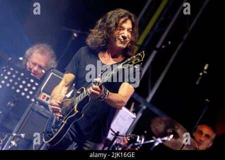 27. Juli 2022, Castelfranco Veneto, Veneto/ Treviso, Italien: Diego Basso Direttore D'Orchestra spielt Queen mit Spezialgast Stef Burns. (Bild: © Mimmo Lamacchia/Pacific Press via ZUMA Press Wire) Stockfoto