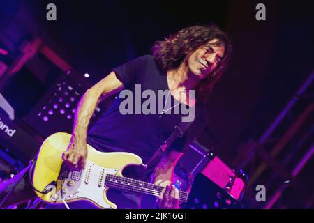 27. Juli 2022, Castelfranco Veneto, Veneto/ Treviso, Italien: Diego Basso Direttore D'Orchestra spielt Queen mit Spezialgast Stef Burns. (Bild: © Mimmo Lamacchia/Pacific Press via ZUMA Press Wire) Stockfoto