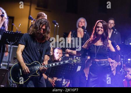 27. Juli 2022, Castelfranco Veneto, Veneto/ Treviso, Italien: Diego Basso Direttore D'Orchestra spielt Queen mit Spezialgast Stef Burns. (Bild: © Mimmo Lamacchia/Pacific Press via ZUMA Press Wire) Stockfoto