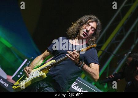 27. Juli 2022, Castelfranco Veneto, Veneto/ Treviso, Italien: Diego Basso Direttore D'Orchestra spielt Queen mit Spezialgast Stef Burns. (Bild: © Mimmo Lamacchia/Pacific Press via ZUMA Press Wire) Stockfoto