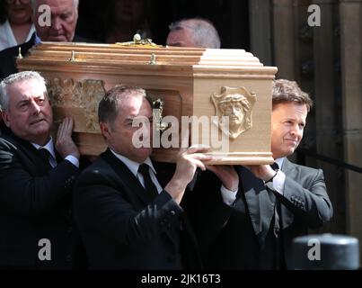 Declan Donnelly (vorne rechts)) trug nach einer Requiem-Messe den Sarg seines Bruders, Pater Dermott Donnelly aus der St. Mary's Cathedral in Newcastle. Pater Donnelly starb im Alter von 55 Jahren nach einer plötzlichen Krankheit Anfang des Monats. Bilddatum: Freitag, 29. Juli 2022. Stockfoto