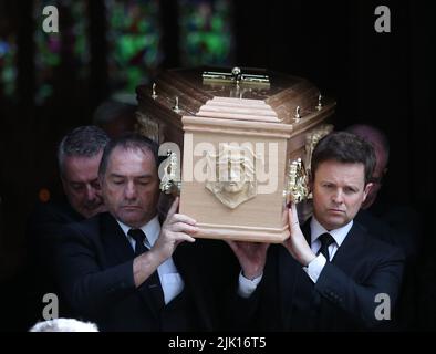 Declan Donnelly (vorne rechts)) trug nach einer Requiem-Messe den Sarg seines Bruders, Pater Dermott Donnelly aus der St. Mary's Cathedral in Newcastle. Pater Donnelly starb im Alter von 55 Jahren nach einer plötzlichen Krankheit Anfang des Monats. Bilddatum: Freitag, 29. Juli 2022. Stockfoto