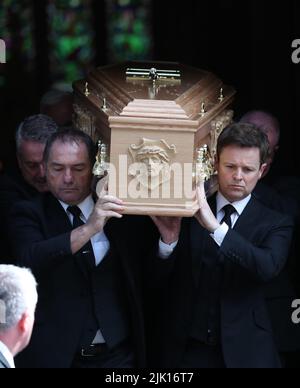 Declan Donnelly (vorne rechts)) trug nach einer Requiem-Messe den Sarg seines Bruders, Pater Dermott Donnelly aus der St. Mary's Cathedral in Newcastle. Pater Donnelly starb im Alter von 55 Jahren nach einer plötzlichen Krankheit Anfang des Monats. Bilddatum: Freitag, 29. Juli 2022. Stockfoto