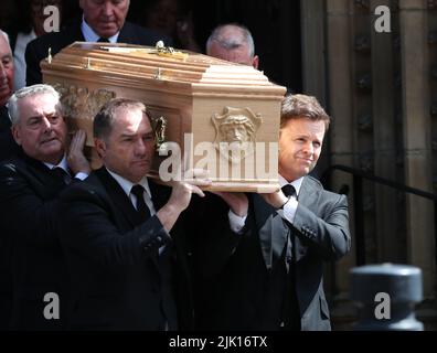 Declan Donnelly (vorne rechts)) trug nach einer Requiem-Messe den Sarg seines Bruders, Pater Dermott Donnelly aus der St. Mary's Cathedral in Newcastle. Pater Donnelly starb im Alter von 55 Jahren nach einer plötzlichen Krankheit Anfang des Monats. Bilddatum: Freitag, 29. Juli 2022. Stockfoto