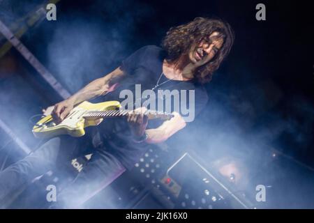 27. Juli 2022, Castelfranco Veneto, Veneto/ Treviso, Italien: Diego Basso Direttore D'Orchestra spielt Queen mit Spezialgast Stef Burns. (Bild: © Mimmo Lamacchia/Pacific Press via ZUMA Press Wire) Stockfoto