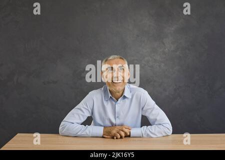Lächelnder Mann schaut auf leeren Kopierraum Stockfoto