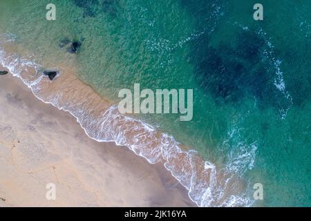 Luftaufnahme eines Strandes im nördlichen Teil Portugals mit türkisfarbenem Wasser. Stockfoto