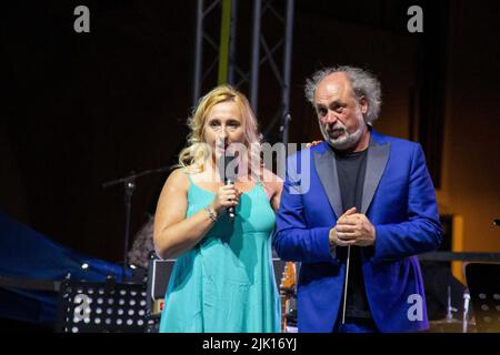 27. Juli 2022, Castelfranco Veneto, Veneto/ Treviso, Italien: Diego Basso Direttore D'Orchestra spielt Queen mit Spezialgast Stef Burns. (Bild: © Mimmo Lamacchia/Pacific Press via ZUMA Press Wire) Stockfoto