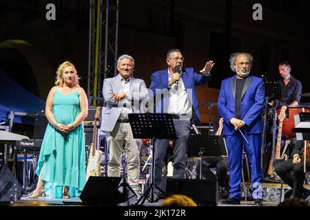 27. Juli 2022, Castelfranco Veneto, Veneto/ Treviso, Italien: Diego Basso Direttore D'Orchestra spielt Queen mit Spezialgast Stef Burns. (Bild: © Mimmo Lamacchia/Pacific Press via ZUMA Press Wire) Stockfoto