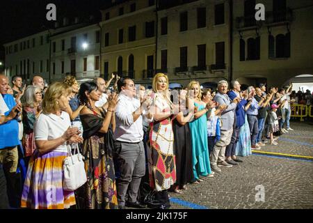 27. Juli 2022, Castelfranco Veneto, Veneto/ Treviso, Italien: Diego Basso Direttore D'Orchestra spielt Queen mit Spezialgast Stef Burns. (Bild: © Mimmo Lamacchia/Pacific Press via ZUMA Press Wire) Stockfoto