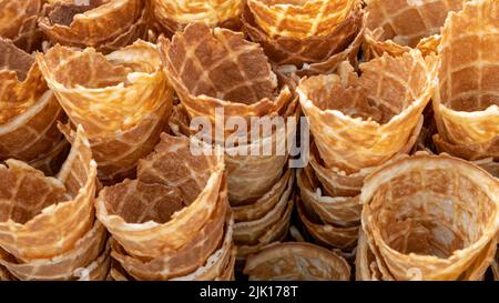 Eiswaffelkegel werden für die Eiscreme-Füllung vorbereitet. Ländlicher Markt. Stockfoto
