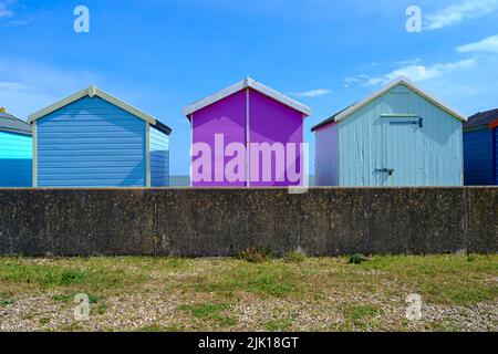 Bunte Strandhütten in Felixstowe Stockfoto