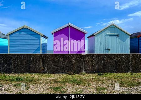 Bunte Strandhütten in Felixstowe Stockfoto