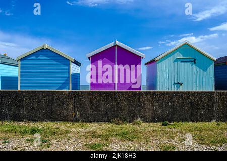 Bunte Strandhütten in Felixstowe Stockfoto