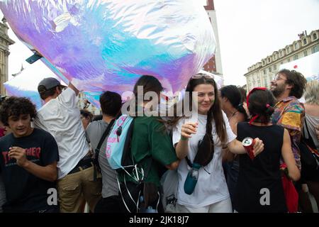 29. Juli 2022, Turin, Piemont/Turin, Italien: Jugendliche protestieren während des Marsches des Klimasoziallagers am 29. Juli 2022 in Turin, Italien. Fridays for Future ist eine globale Klimastreik-Bewegung von Schülern, die im August 2018 mit der schwedischen Schülerin Greta Thunberg mediatisiert wurde. (Bild: © Alberto Gandolfo/Pacific Press via ZUMA Press Wire) Stockfoto