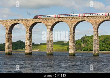 Royal Border Bridge mit Intercity-Zug über den Fluss Tweed in Berwick-upon-Tweed, Northumberland Stockfoto