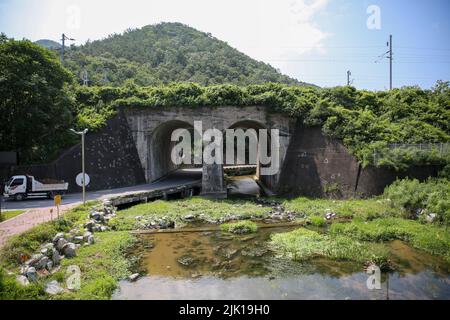 (220729) -- CHUNGCHEONGBUK-DO, 29. Juli 2022 (Xinhua) -- Eine Eisenbahnbrücke, auf der das No Gun Ri-Massaker stattfand, ist am 28. Juli 2022 im Yeongdong County in Chungcheongbuk-do, Südkorea, mit Einschusslöchern markiert, die durch weiße Linien hervorgehoben wurden. Das No Gun Ri-Massaker, einer der tödlichsten Angriffe der US-Armee während des Koreakrieges, war tief in der Geschichte begraben worden, bis die Associated Press 1999 die schreckliche Tragödie aufdeckte. Nach dem Ausbruch des Krieges erlitten US-Truppen bald Rückschläge, während Truppen der Demokratischen Volksrepublik Korea (DVRK) marschierten Stockfoto