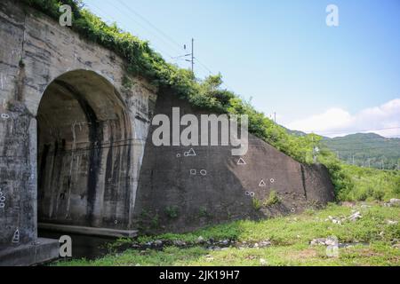 (220729) -- CHUNGCHEONGBUK-DO, 29. Juli 2022 (Xinhua) -- Eine Eisenbahnbrücke, auf der das No Gun Ri-Massaker stattfand, ist am 28. Juli 2022 im Yeongdong County in Chungcheongbuk-do, Südkorea, mit Einschusslöchern markiert, die durch weiße Linien hervorgehoben wurden. Das No Gun Ri-Massaker, einer der tödlichsten Angriffe der US-Armee während des Koreakrieges, war tief in der Geschichte begraben worden, bis die Associated Press 1999 die schreckliche Tragödie aufdeckte. Nach dem Ausbruch des Krieges erlitten US-Truppen bald Rückschläge, während Truppen der Demokratischen Volksrepublik Korea (DVRK) marschierten Stockfoto