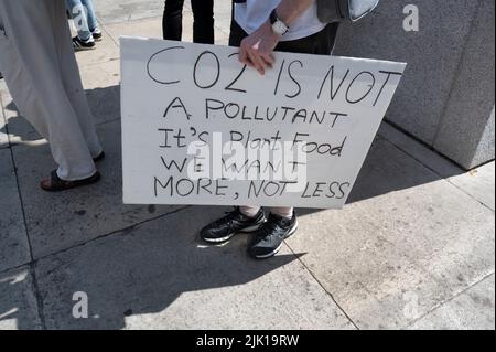 Am 23. 2022. Juli forderten eine Reihe von Leugnern des Klimawandels Just Stop Oil-Aktivisten auf dem Parliament Square heraus. Stockfoto