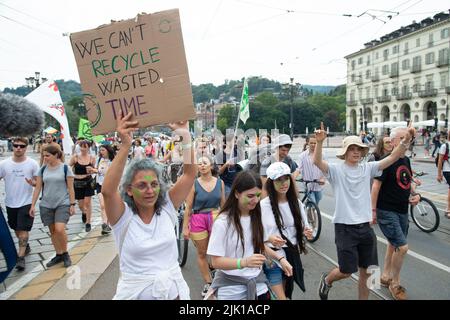 29. Juli 2022, Turin, Piemont/Turin, Italien: Jugendliche protestieren während des Marsches des Klimasoziallagers am 29. Juli 2022 in Turin, Italien. Fridays for Future ist eine globale Klimastreik-Bewegung von Schülern, die im August 2018 mit der schwedischen Schülerin Greta Thunberg mediatisiert wurde. (Bild: © Alberto Gandolfo/Pacific Press via ZUMA Press Wire) Stockfoto