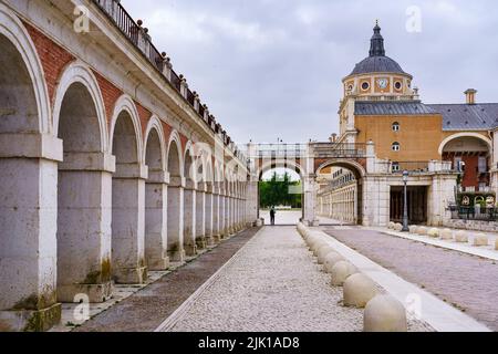 Arkade und Außensäulen des Königspalastes von Aranjuez in Madrid. Spanien. Stockfoto