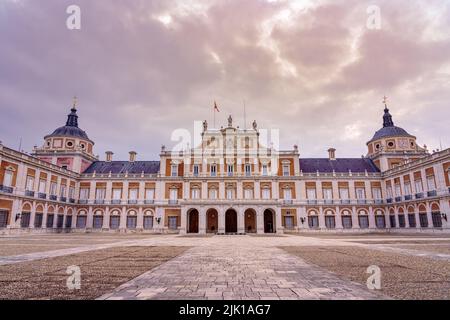 Hauptfassade des königlichen Palastes von Aranjuez mit seinen Reihen von Fenstern und zwei Kuppeln. Madrid Spanien. Stockfoto