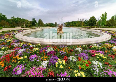 Großer Brunnen in den Gärten des königlichen Palastes von Aranjuez mit Blumen in vielen Farben. Madrid Spanien. Stockfoto