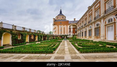 Gärten des königlichen Palastes von Aranjuez in bewölktem Frühlingstag. Madrid. Stockfoto