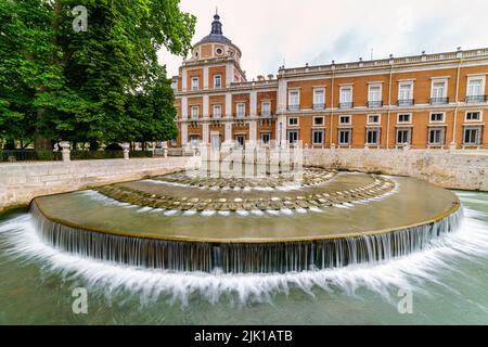 Der Fluss Tajo, der durch den königlichen Palast von Aranjuez fließt, macht einen kleinen Wasserfall. Madrid. Stockfoto