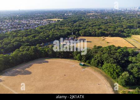 Luftaufnahme mit Blick über die Thames Water Woodford Pumping Station nach London an einem sonnigen Morgen. London Stockfoto