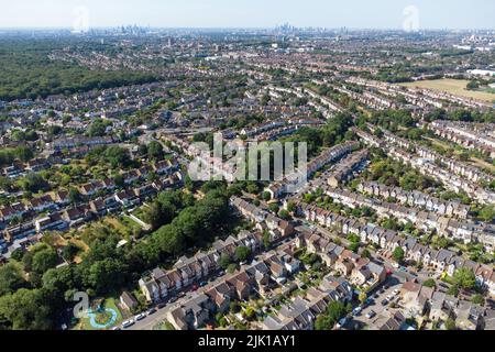 Luftaufnahme Highams Park, ein Wohnviertel, umgeben von Wald und grünen Parks am Stadtrand von London. Gehobene Wohnhäuser Stockfoto