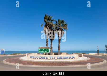 Denham Town heißt einen Touristen willkommen, Western Australia Stockfoto