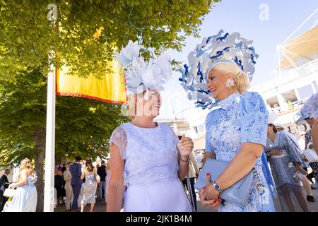 Allgemeine Ansichten der Rennfahrer am vierten Tag des Qatar Goodwood Festival 2022 auf der Goodwood Racecourse, Chichester. Bilddatum: Freitag, 29. Juli 2022. Stockfoto