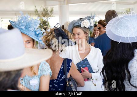 Allgemeine Ansichten der Rennfahrer am vierten Tag des Qatar Goodwood Festival 2022 auf der Goodwood Racecourse, Chichester. Bilddatum: Freitag, 29. Juli 2022. Stockfoto