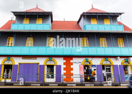 Victoria, Seychellen, 04.05.2021. Farbenfrohes Einkaufszentrum und Marktgebäude im Stadtzentrum von Victoria, mit Kleidung, Lebensmitteln und Schmuck. Stockfoto