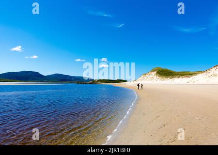 Spaziergänger am Ballinreavy Strand neben dem Sheskinmore Nature Reserve. Sheskinmore bezieht sich auf eine große Fläche von Sanddünen, See und Sumpf, die zwischen Ki liegt Stockfoto