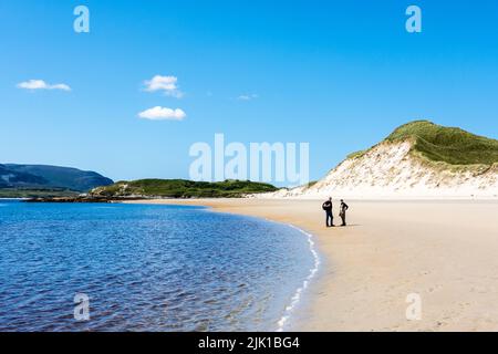 Spaziergänger am Ballinreavy Strand neben dem Sheskinmore Nature Reserve. Sheskinmore bezieht sich auf eine große Fläche von Sanddünen, See und Sumpf, die zwischen Ki liegt Stockfoto