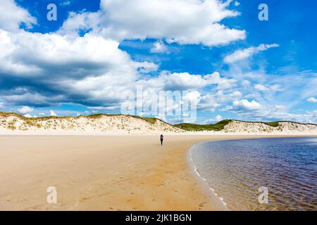 Einfiguriger Spaziergang am Ballinreavy Strand neben dem Sheskinmore Nature Reserve. Sheskinmore bezieht sich auf eine große Fläche von Sanddünen, See und Sumpf, die l Stockfoto