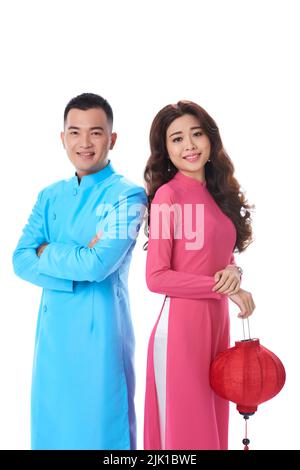 Schöner vietnamesischer junger Couplein traditioneller Kunde, isoliert auf Weiß Stockfoto