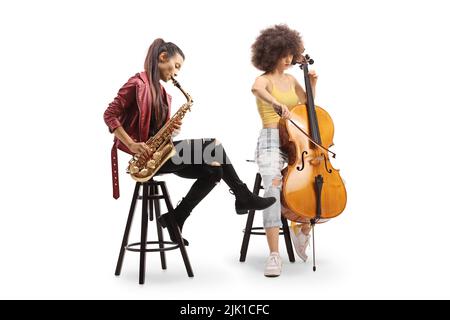 Zwei junge Frauen, die ein Cello und einen Sax spielen, isoliert auf weißem Hintergrund Stockfoto