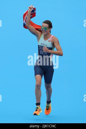 Sutton Coldifeld, Großbritannien. 29.. Juli 2022. Flora Duffy aus Bermuda gewinnt das Frauen-Traithlon am ersten Tag der Commonwealth Games in Birmingham. Kredit: Paul Terry Foto/Alamy Live Nachrichten Stockfoto