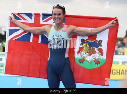 Sutton Coldifeld, Großbritannien. 29.. Juli 2022. Flora Duffy feiert den Sieg beim Women's Triathlon am ersten Tag der Commonwealth Games in Birmingham. Kredit: Paul Terry Foto/Alamy Live Nachrichten Stockfoto