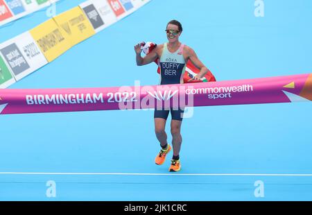 Sutton Coldifeld, Großbritannien. 29.. Juli 2022. Flora Duffy feiert den Sieg beim Women's Triathlon am ersten Tag der Commonwealth Games in Birmingham. Kredit: Paul Terry Foto/Alamy Live Nachrichten Stockfoto