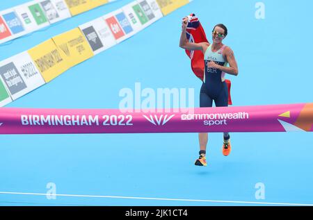 Sutton Coldifeld, Großbritannien. 29.. Juli 2022. Flora Duffy feiert den Sieg beim Women's Triathlon am ersten Tag der Commonwealth Games in Birmingham. Kredit: Paul Terry Foto/Alamy Live Nachrichten Stockfoto