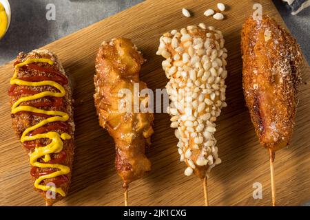 Hausgemachter gebratener koreanischer Maishund mit Kartoffeln und Reispelierungen Stockfoto