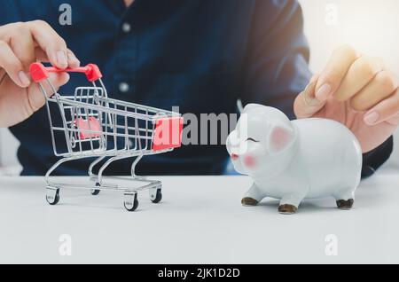 Sparkasse Ruhestand oder Investment-Geschäft finanzielle Aufwendungen Marketing . Geschäftsmann mit Wagen und Sparschwein. Stockfoto