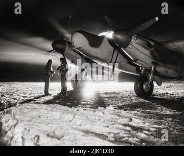 Eine De Havilland Mosquito NF Mark XII von 604 Squadron RAF, im Schnee bei B51/Lille-Vendeville, Frankreich, bevor sie mit einem Nachtjäger-Sortie abheben. Das „Wooden Wonder“ oder „Mossie“ war ein britisches zweimotorige, schultergeflügelte, multirolige Kampfflugzeug, das während des Zweiten Weltkriegs eingeführt wurde. Ungewöhnlich, dass sein Rahmen hauptsächlich aus Holz gebaut wurde. Stockfoto