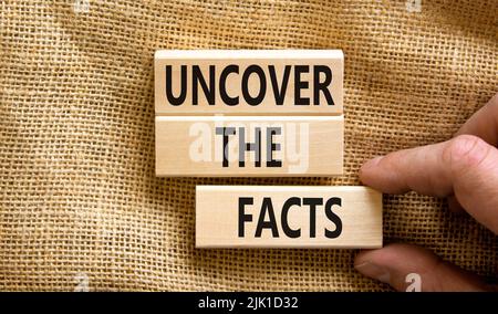Entdecken Sie das Facts-Symbol. Concept Words Entdecke die Fakten auf Holzblöcken auf einem schönen Leinwandtisch Hintergrund. Geschäftsmann Hand. Unternehmen A Stockfoto