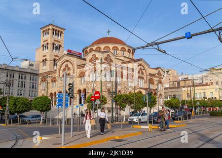 Athen, Attika, Griechenland - 06. Mai 2022: Kathedrale der Heiligen Dreifaltigkeit orthodoxe Kirche - Agia Triada - in der Hafenstadt Piräus im Hafenviertel am Saronischen Golf. Ath Stockfoto